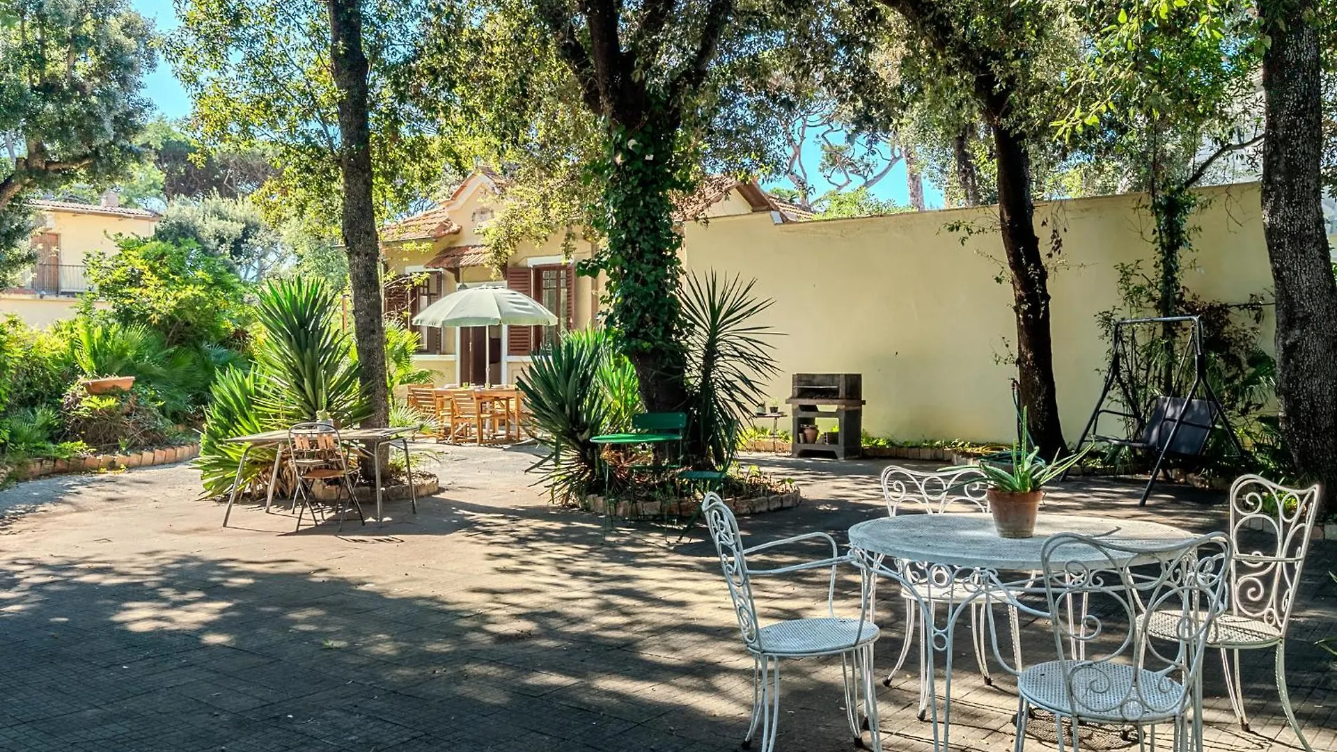 Exclusive Villa - Free Parking - In Centro - 400 Mq Garden Fregenae Apartment